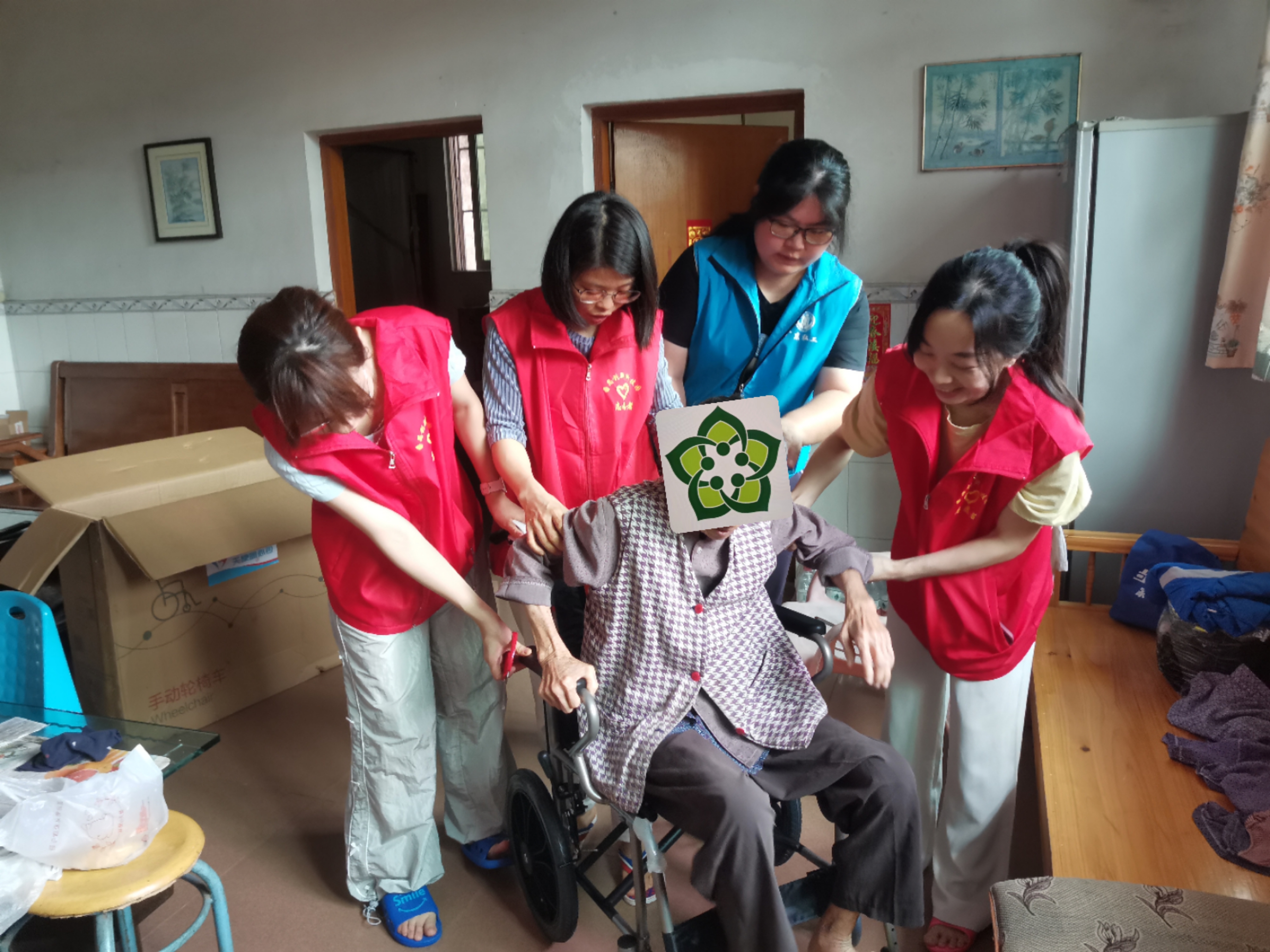 社工与志愿者搀扶陈姨体验轮椅